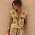Handgehaakte boho top van granny squares met fluffy afwerking in natuurlijke tinten.
