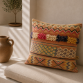 Bont recycled wollen berber kussen gestyled op bank — slow living interieur | Madrista