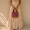 Handgemaakte Clutch Tas Eivissa van recycled sari zijde in fuchsia en naturel  met houten handgreep.