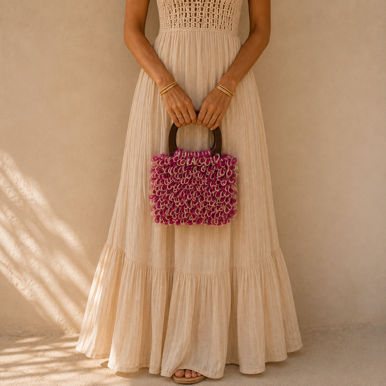 Handgemaakte Clutch Tas Eivissa van recycled sari zijde in fuchsia en naturel  met houten handgreep.