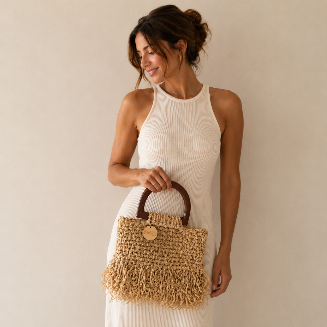 Granada handgemaakte naturel fluffy clutch tas met zachte structuur, goudkleurige details en luxe uitstraling uit de Atelier Collection.