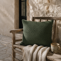 Groen lamswollen kussen gestyled op bank — naturel slow living interieur | Madrista