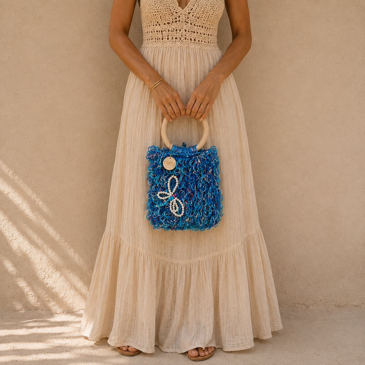 Handgemaakte Clutch Tas Ibiza van recycled sari zijde in turquoise met houten handgreep.