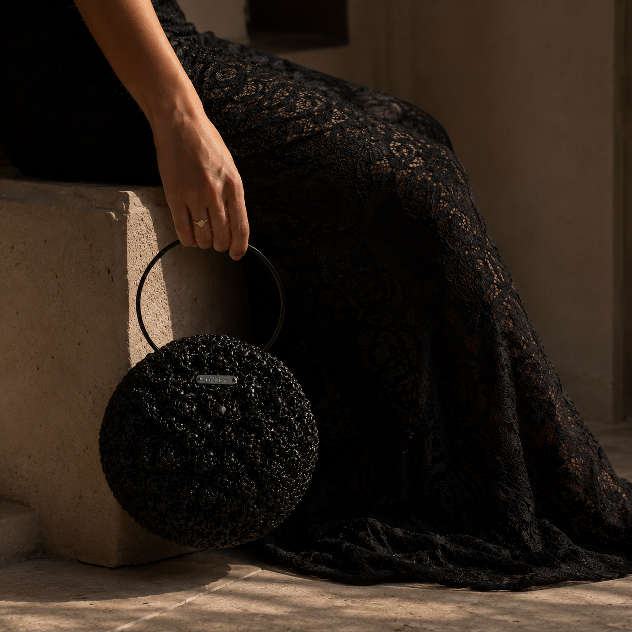 Handgemaakte satijnen clutch van Madrista met goudkleurig rond handvat uit de Atelier Collection.
