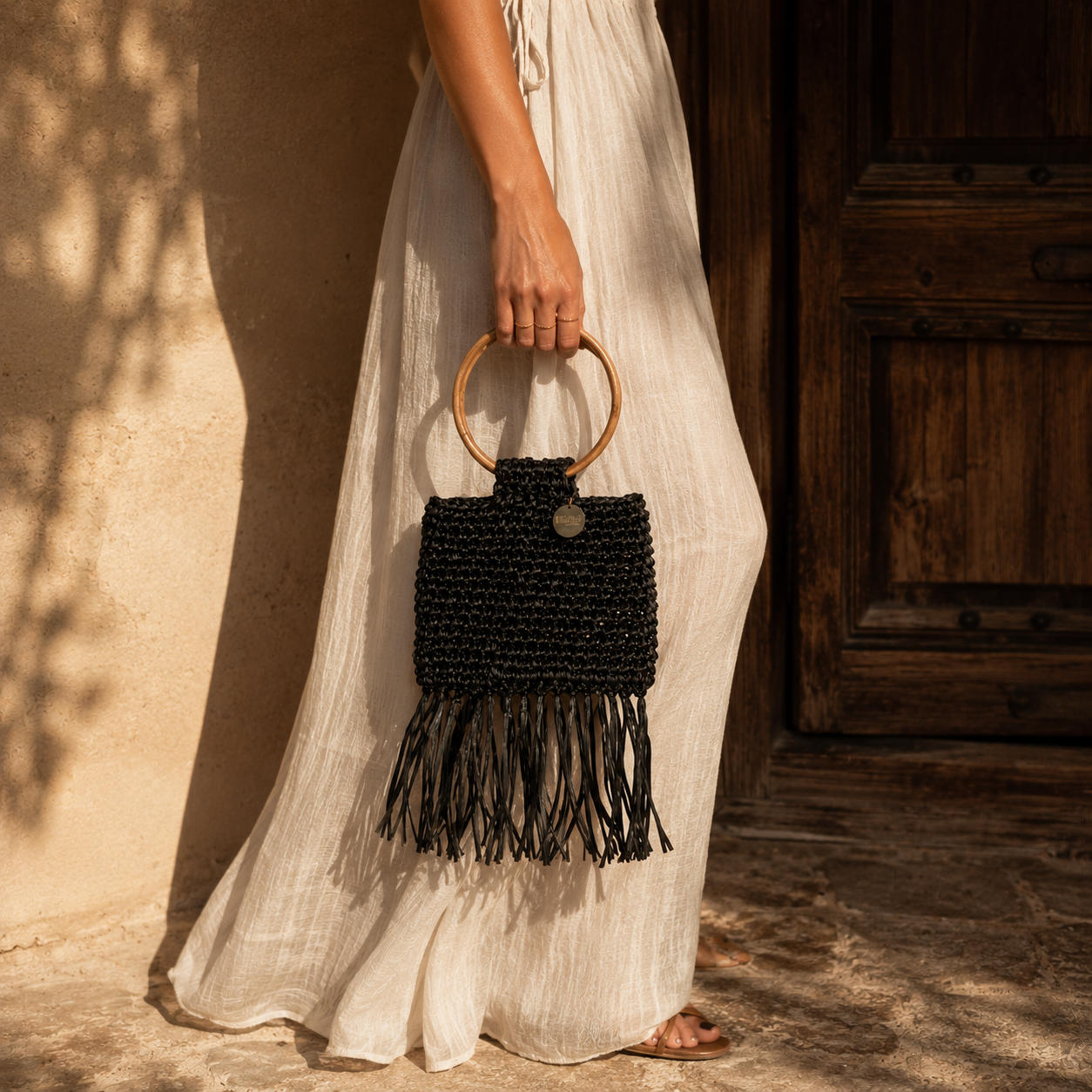 Handgemaakte zwarte raffia clutch van Madrista uit de Atelier Collection met natuurlijke raffia structuur.
