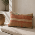 Recycled wollen berber kussen gestyled op bank — naturel slow living interieur | Madrista