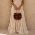 Handgemaakte clutch tas Tenerife van satijnlint met gouden ronde handgreep in bruin.