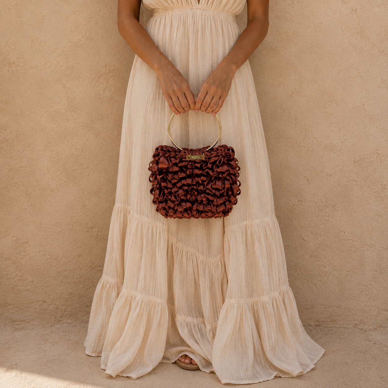 Handgemaakte clutch tas Tenerife van satijnlint met gouden ronde handgreep in bruin.