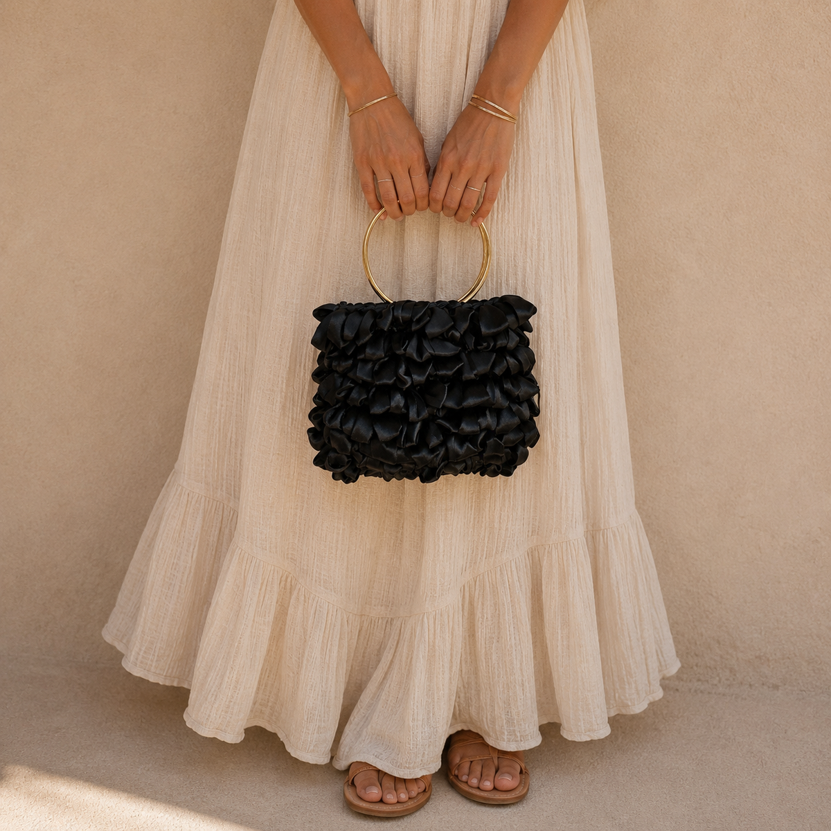 Handgemaakte clutch tas Tenerife van satijnlint met gouden ronde handgreep in zwart.