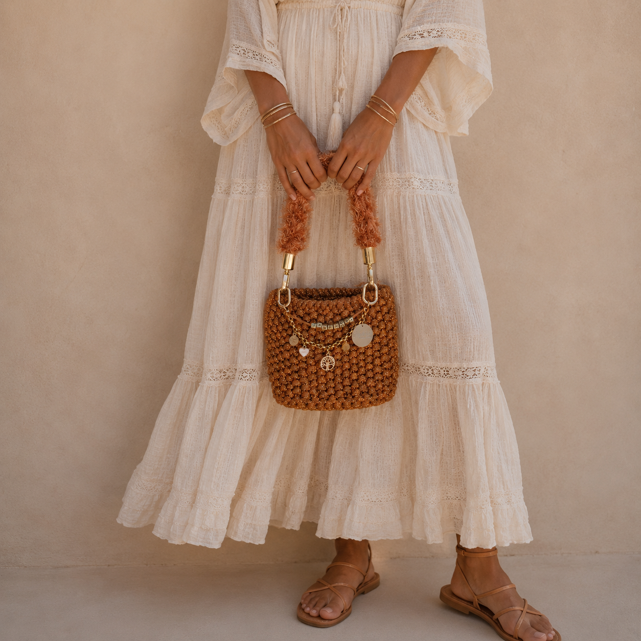 Valencia - handgemaakte clutch tas uit de Atelier Collection van Madrista, uitgevoerd in oranje met bedeltjes, zachte handgreep en goudkleurige details.