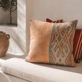 Zalmroze recycled wollen berber kussen gestyled op bank — naturel slow living interieur | Madrista