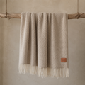 Zandkleurige recycled merino wollen deken van Klippan — 75% fijn merino, 25% gerecycled merino, 130 x 200 cm | Madrista